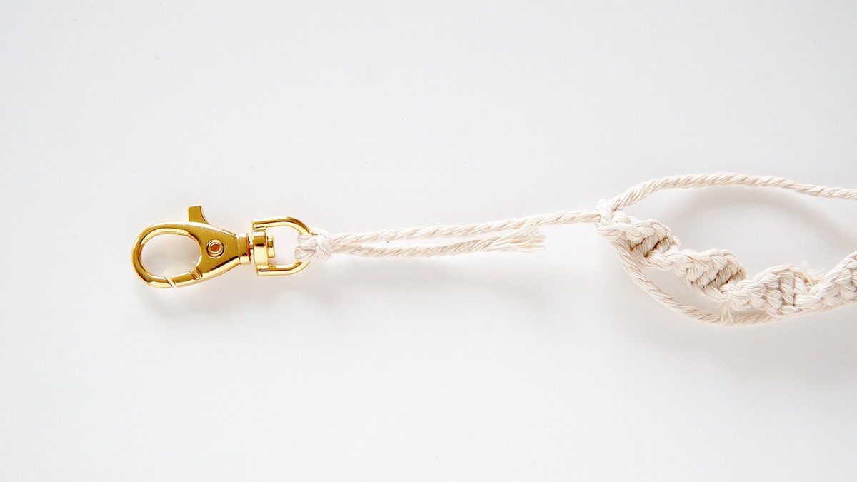 Tutorial per il manico di una borsa in suedette e macramè : Tappa 5 Tutorial per il manico di una borsa in suedette e macramè : Tappa 5