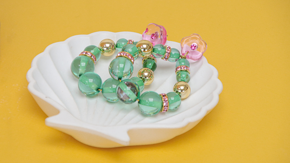 Schema Orecchini vintage fai da te con fiori e perle trasparenti Schema Orecchini vintage fai da te con fiori e perle trasparenti