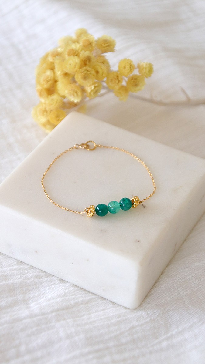 Schema Braccialetto semplice con perline verdi al centro di una catena Schema Braccialetto semplice con perline verdi al centro di una catena