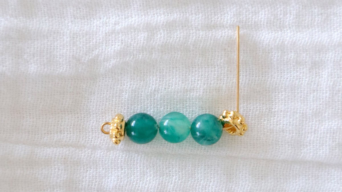 Braccialetto semplice con perline verdi al centro di una catena : Tappa 1 Braccialetto semplice con perline verdi al centro di una catena : Tappa 1