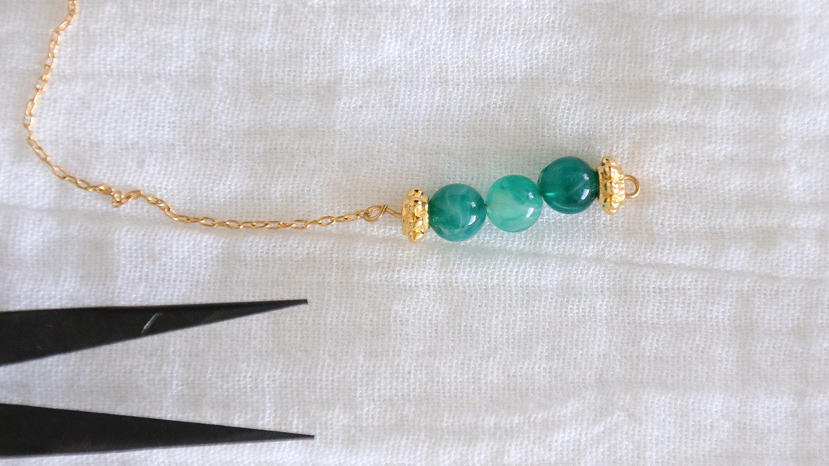 Braccialetto semplice con perline verdi al centro di una catena : Tappa 4 Braccialetto semplice con perline verdi al centro di una catena : Tappa 4