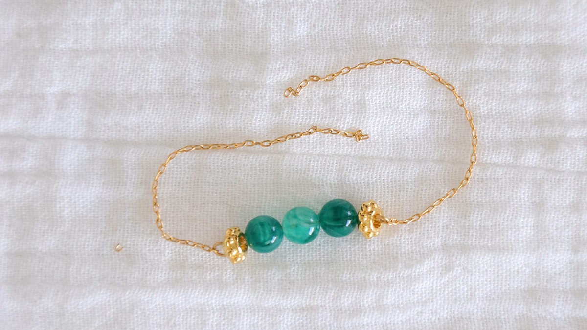 Braccialetto semplice con perline verdi al centro di una catena : Tappa 5 Braccialetto semplice con perline verdi al centro di una catena : Tappa 5