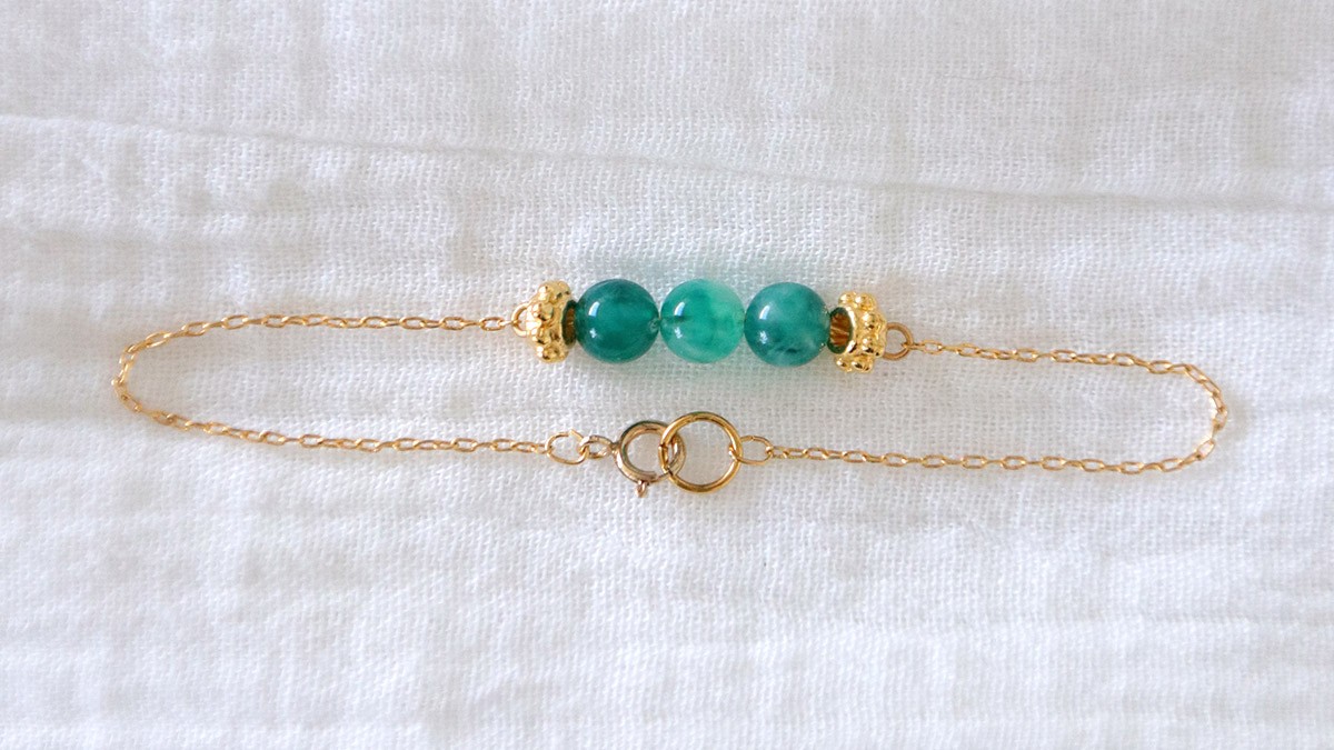 Braccialetto semplice con perline verdi al centro di una catena : Tappa 6 Braccialetto semplice con perline verdi al centro di una catena : Tappa 6