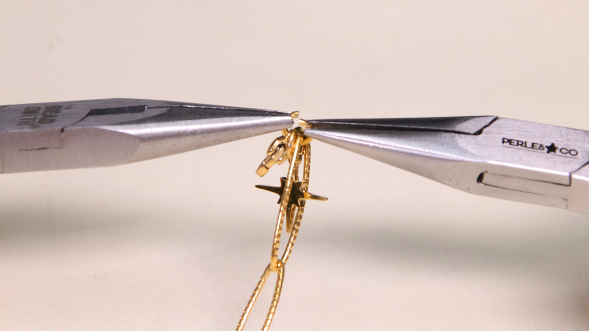 Collana con catena a maglie e ciondolo in pietra Lapislazzuli : Tappa 2 Collana con catena a maglie e ciondolo in pietra Lapislazzuli : Tappa 2