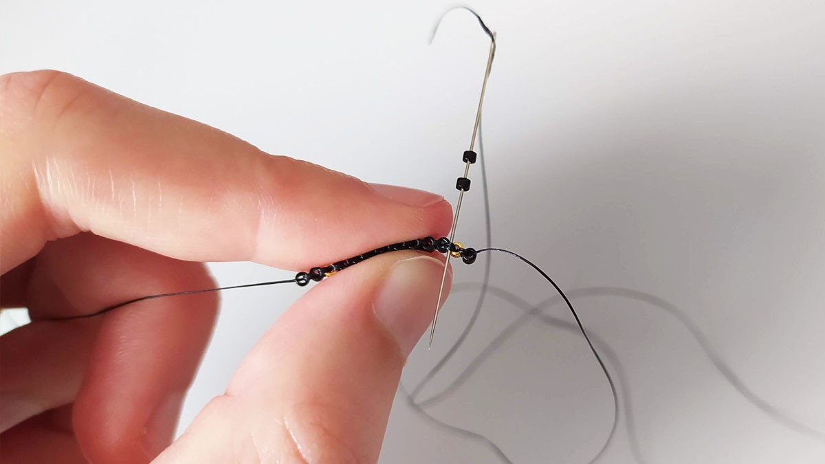 Orecchini con albero di Natale a punto mattone : Tappa 4 Orecchini con albero di Natale a punto mattone : Tappa 4