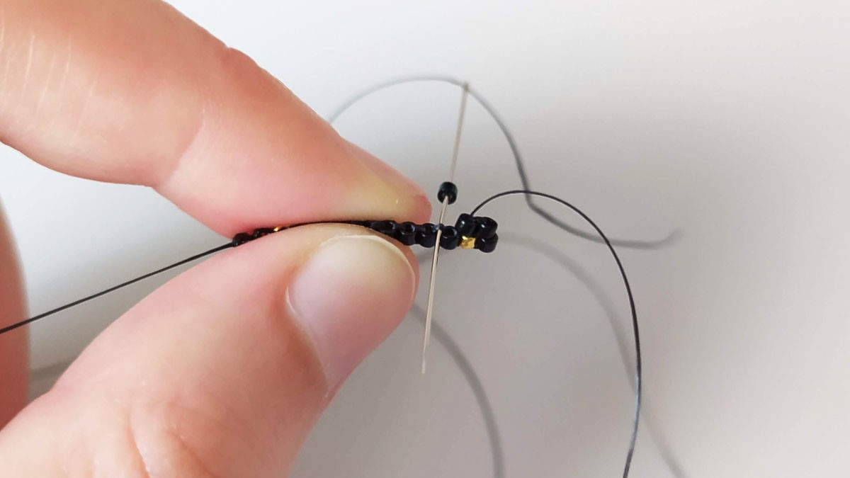 Orecchini con albero di Natale a punto mattone : Tappa 5 Orecchini con albero di Natale a punto mattone : Tappa 5