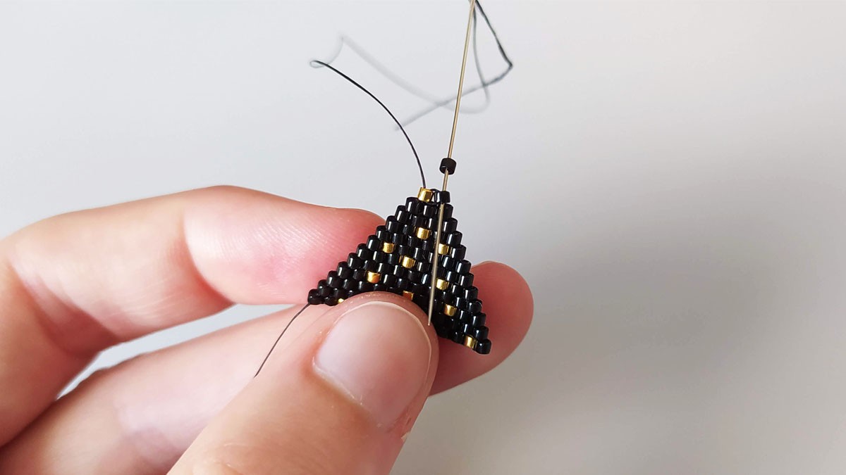 Orecchini con albero di Natale a punto mattone : Tappa 7 Orecchini con albero di Natale a punto mattone : Tappa 7