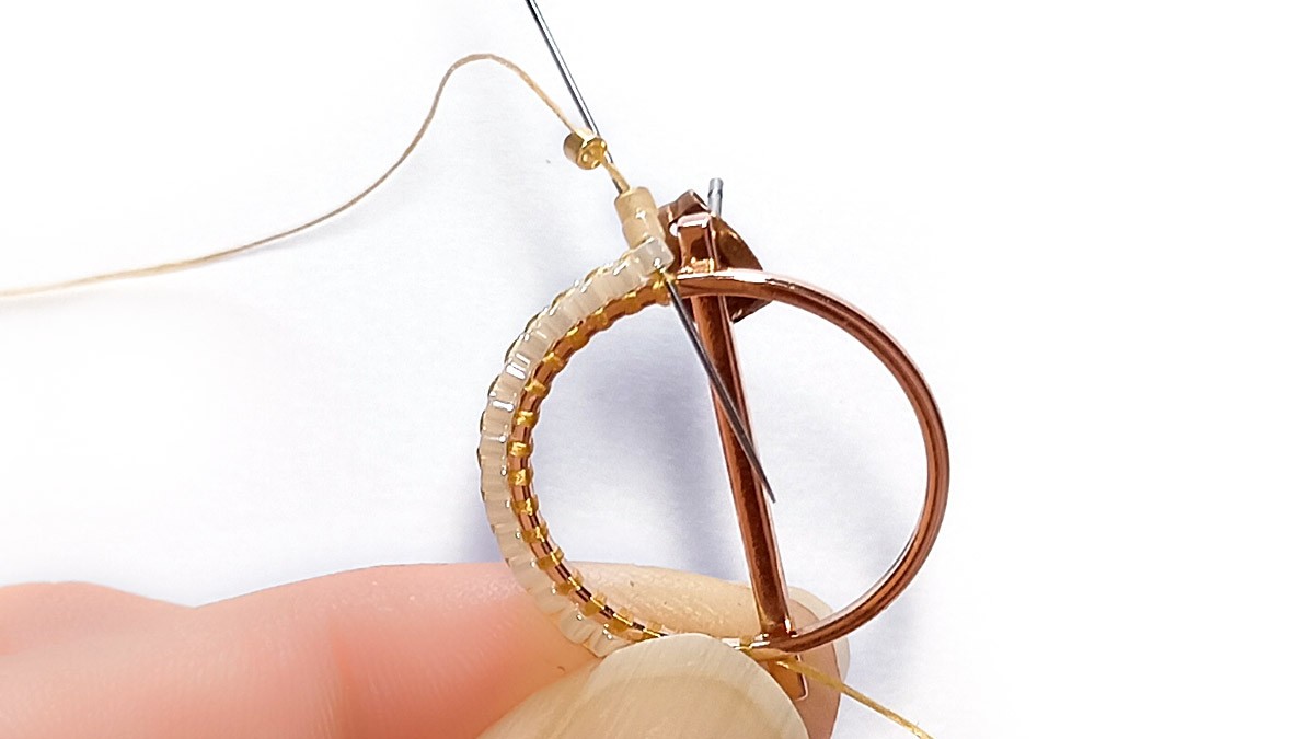 Tutorial per orecchini asimmetrici con frangia di perle Miyuki : Tappa 4 Tutorial per orecchini asimmetrici con frangia di perle Miyuki : Tappa 4