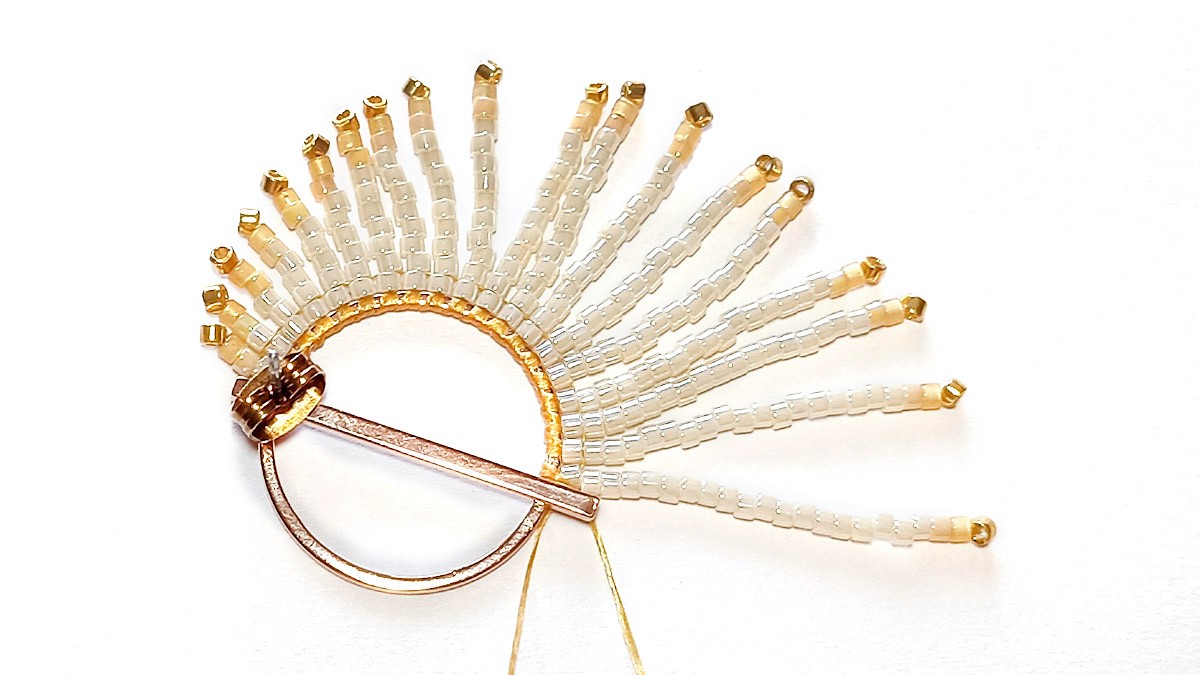 Tutorial per orecchini asimmetrici con frangia di perle Miyuki : Tappa 5 Tutorial per orecchini asimmetrici con frangia di perle Miyuki : Tappa 5