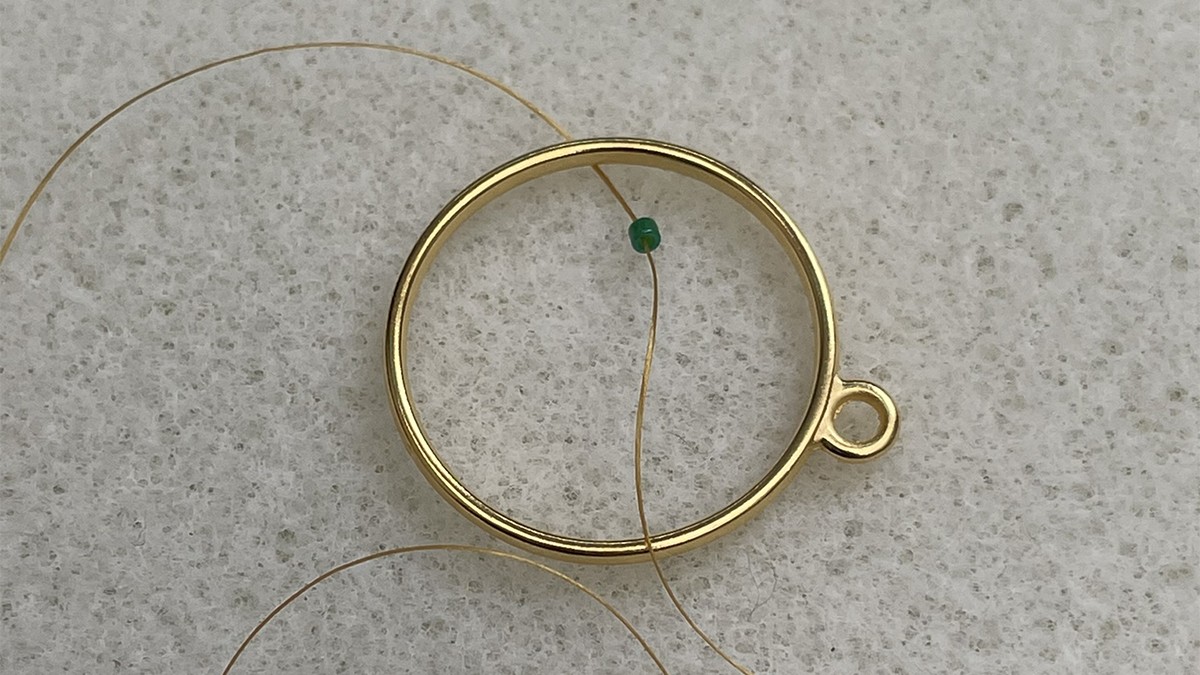 Orecchini con perle Miyuki rosse e verdi a raggiera : Tappa 1 Orecchini con perle Miyuki rosse e verdi a raggiera : Tappa 1