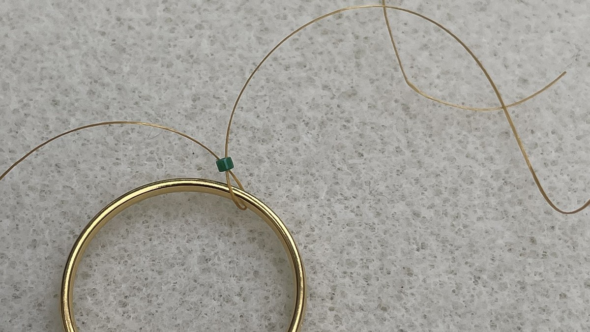 Orecchini con perle Miyuki rosse e verdi a raggiera : Tappa 2 Orecchini con perle Miyuki rosse e verdi a raggiera : Tappa 2