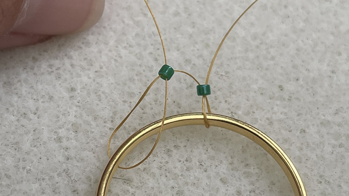 Orecchini con perle Miyuki rosse e verdi a raggiera : Tappa 3 Orecchini con perle Miyuki rosse e verdi a raggiera : Tappa 3