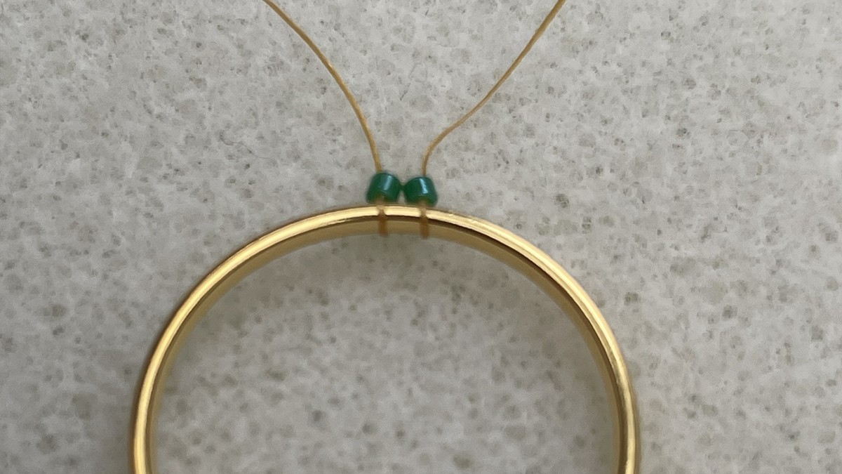 Orecchini con perle Miyuki rosse e verdi a raggiera : Tappa 4 Orecchini con perle Miyuki rosse e verdi a raggiera : Tappa 4