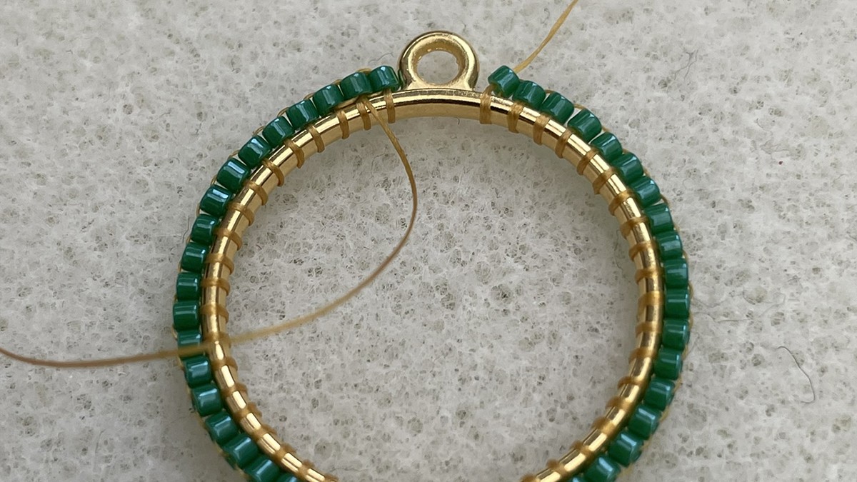 Orecchini con perle Miyuki rosse e verdi a raggiera : Tappa 5 Orecchini con perle Miyuki rosse e verdi a raggiera : Tappa 5