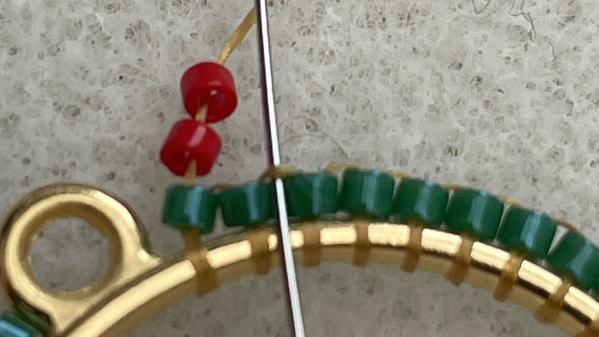 Orecchini con perle Miyuki rosse e verdi a raggiera : Tappa 6 Orecchini con perle Miyuki rosse e verdi a raggiera : Tappa 6