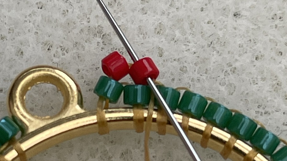 Orecchini con perle Miyuki rosse e verdi a raggiera : Tappa 7 Orecchini con perle Miyuki rosse e verdi a raggiera : Tappa 7