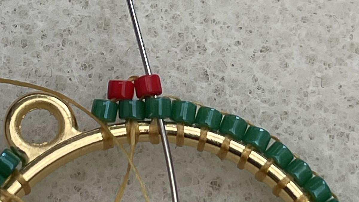 Orecchini con perle Miyuki rosse e verdi a raggiera : Tappa 9 Orecchini con perle Miyuki rosse e verdi a raggiera : Tappa 9