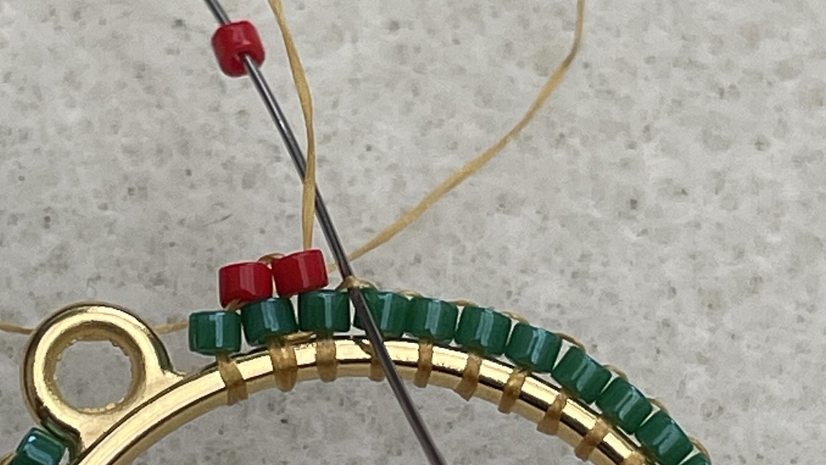 Orecchini con perle Miyuki rosse e verdi a raggiera : Tappa 10 Orecchini con perle Miyuki rosse e verdi a raggiera : Tappa 10