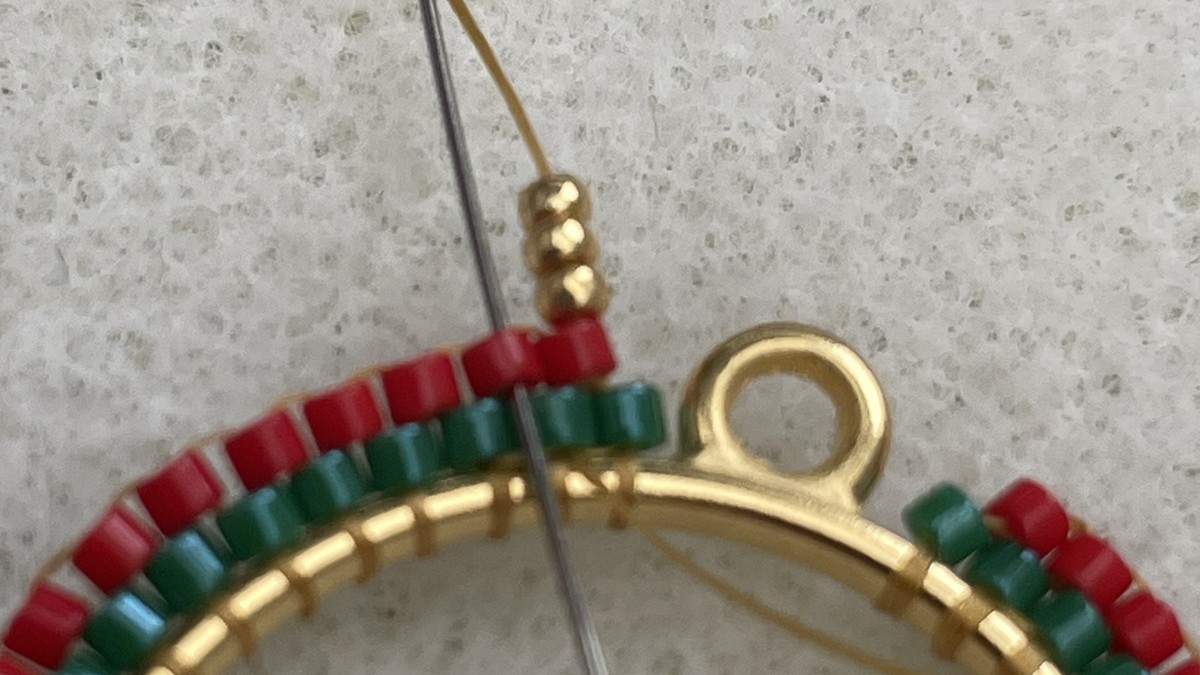 Orecchini con perle Miyuki rosse e verdi a raggiera : Tappa 11 Orecchini con perle Miyuki rosse e verdi a raggiera : Tappa 11