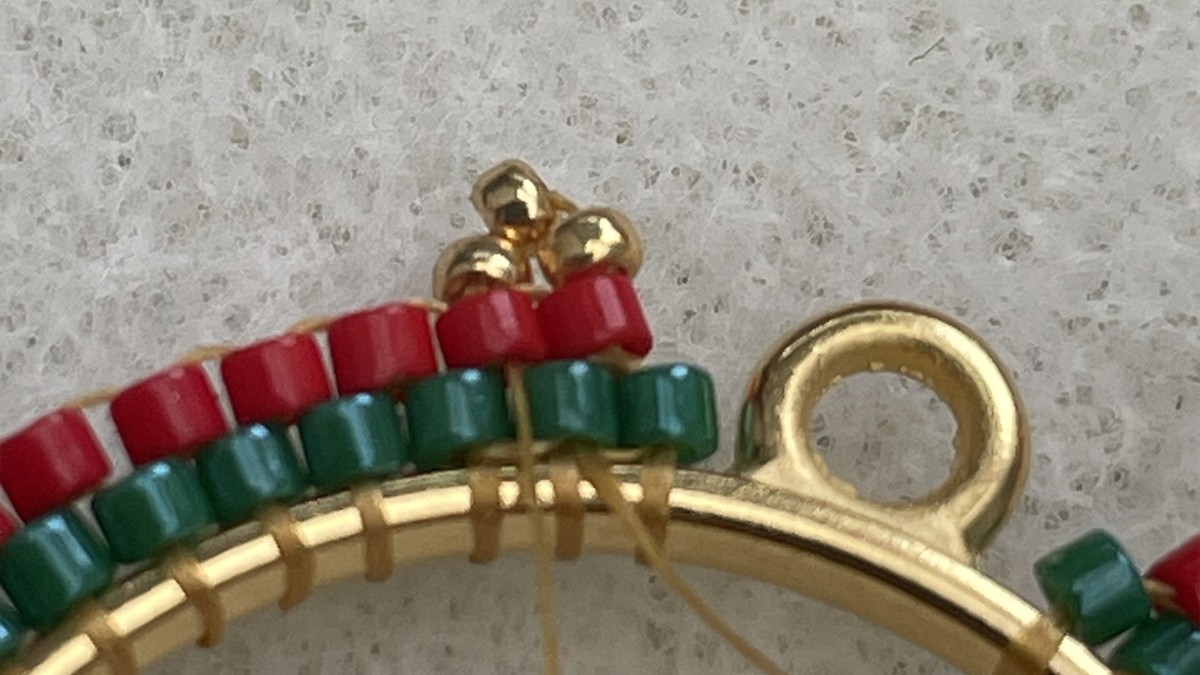 Orecchini con perle Miyuki rosse e verdi a raggiera : Tappa 12 Orecchini con perle Miyuki rosse e verdi a raggiera : Tappa 12