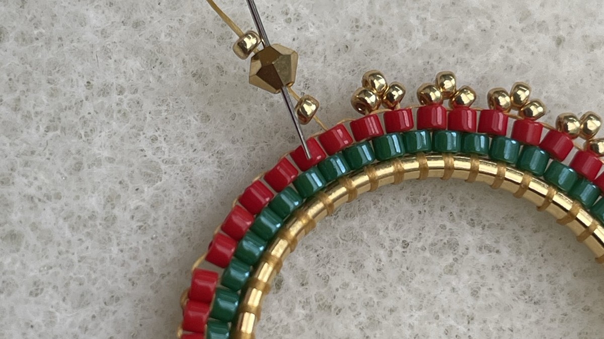 Orecchini con perle Miyuki rosse e verdi a raggiera : Tappa 14 Orecchini con perle Miyuki rosse e verdi a raggiera : Tappa 14