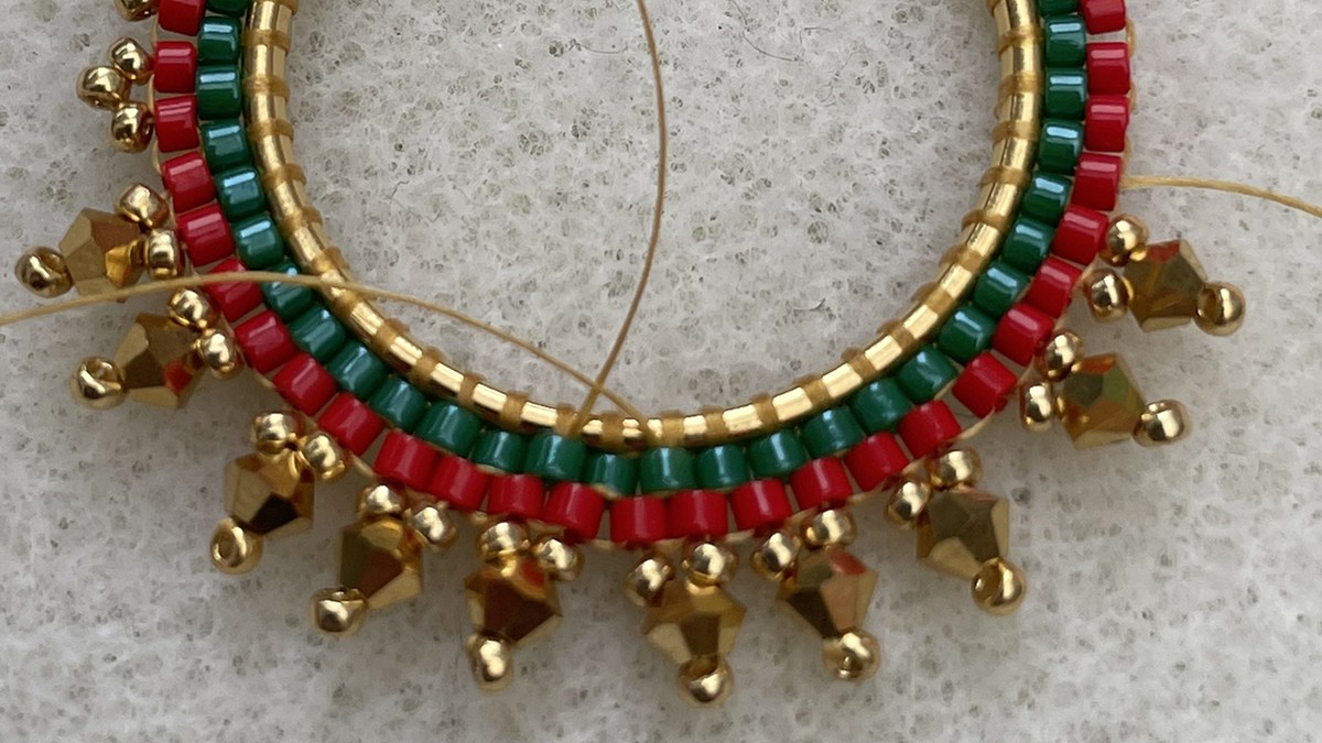 Orecchini con perle Miyuki rosse e verdi a raggiera : Tappa 15 Orecchini con perle Miyuki rosse e verdi a raggiera : Tappa 15