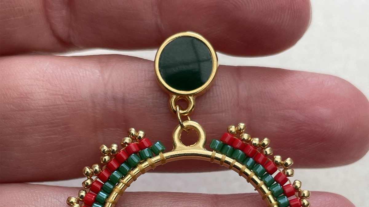 Orecchini con perle Miyuki rosse e verdi a raggiera : Tappa 17 Orecchini con perle Miyuki rosse e verdi a raggiera : Tappa 17