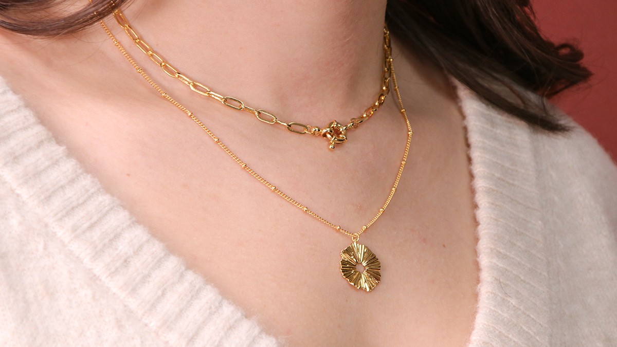 Schema Collana doppia a più file in oro con pendente rotondo a effetto plissé e chiusura a boa Schema Collana doppia a più file in oro con pendente rotondo a effetto plissé e chiusura a boa