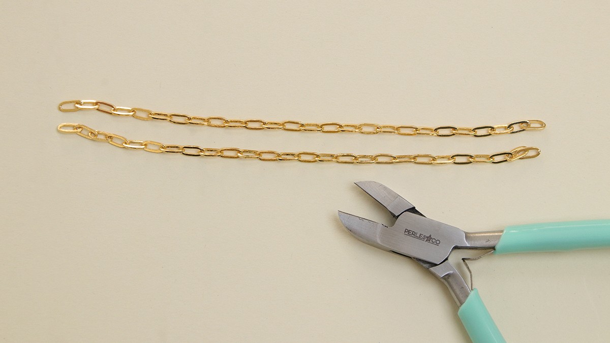 Collana doppia a più file in oro con pendente rotondo a effetto plissé e chiusura a boa : Tappa 1 Collana doppia a più file in oro con pendente rotondo a effetto plissé e chiusura a boa : Tappa 1