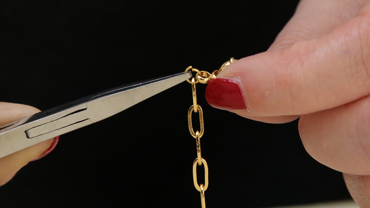 Collana doppia a più file in oro con pendente rotondo a effetto plissé e chiusura a boa : Tappa 2 Collana doppia a più file in oro con pendente rotondo a effetto plissé e chiusura a boa : Tappa 2