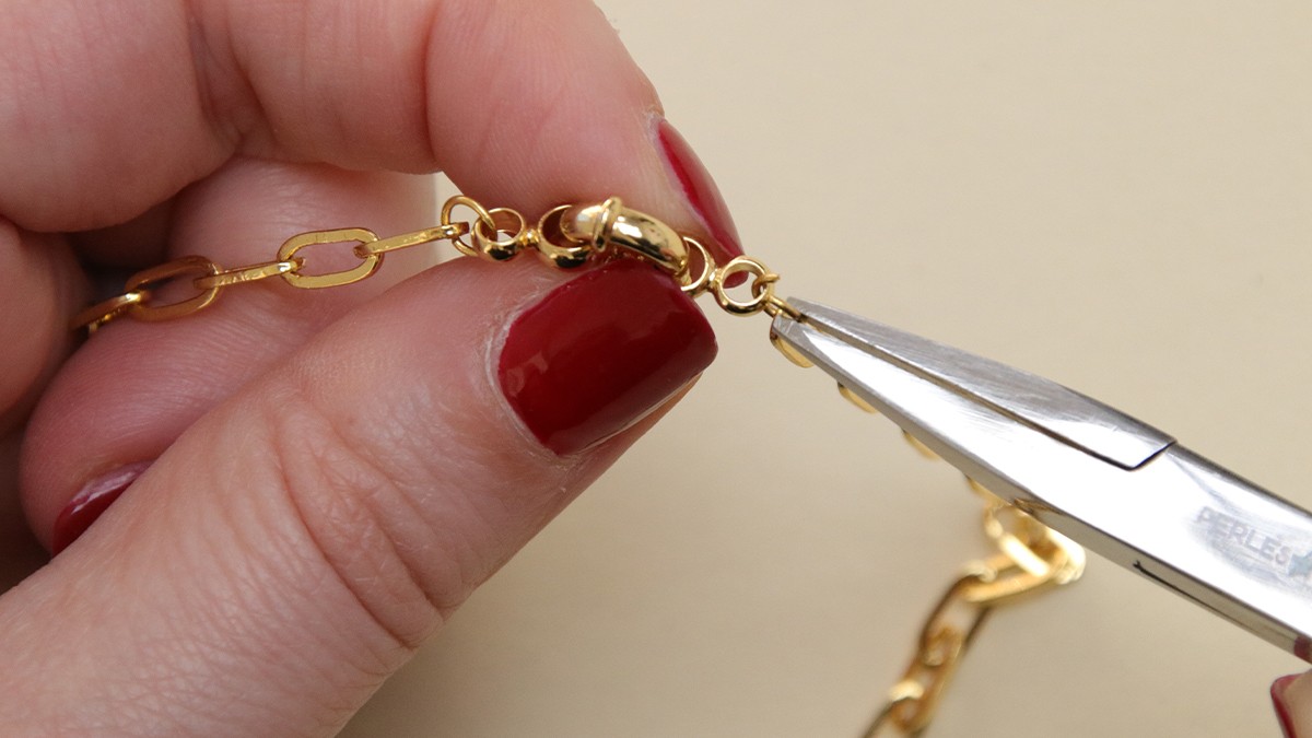 Collana doppia a più file in oro con pendente rotondo a effetto plissé e chiusura a boa : Tappa 3 Collana doppia a più file in oro con pendente rotondo a effetto plissé e chiusura a boa : Tappa 3