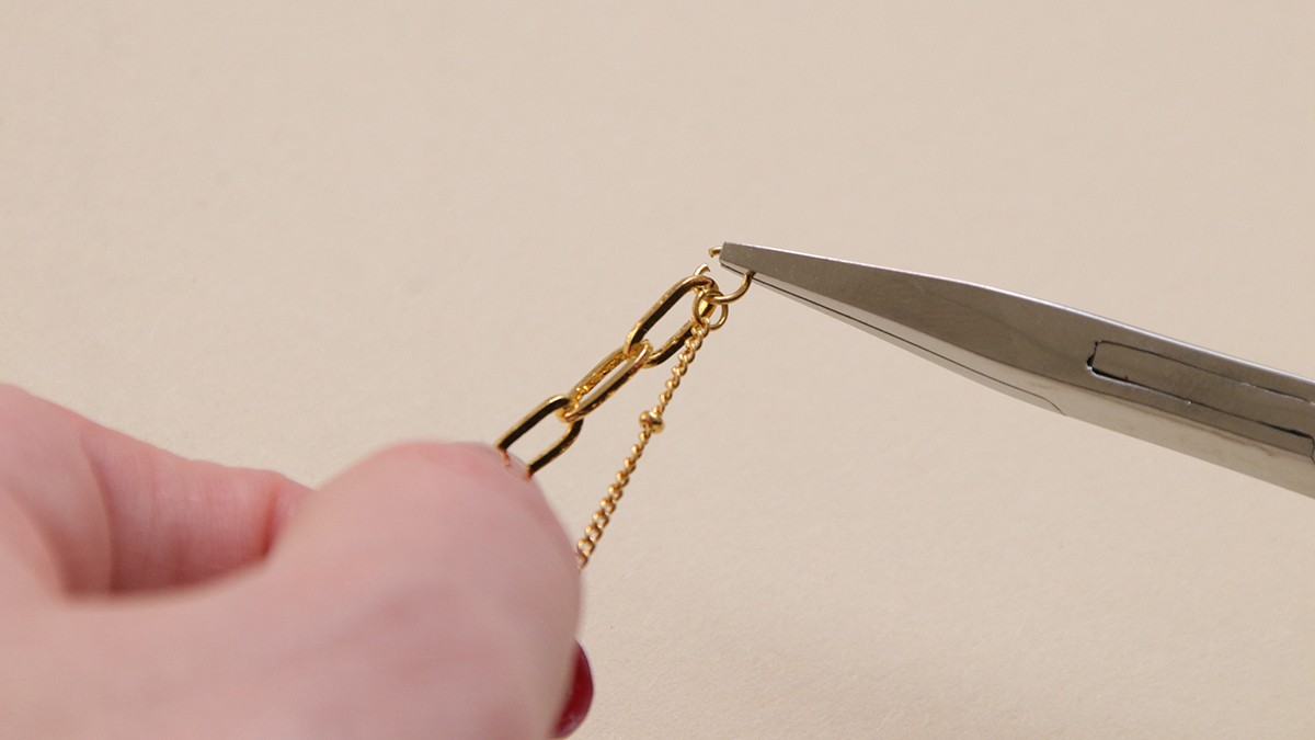 Collana doppia a più file in oro con pendente rotondo a effetto plissé e chiusura a boa : Tappa 5 Collana doppia a più file in oro con pendente rotondo a effetto plissé e chiusura a boa : Tappa 5