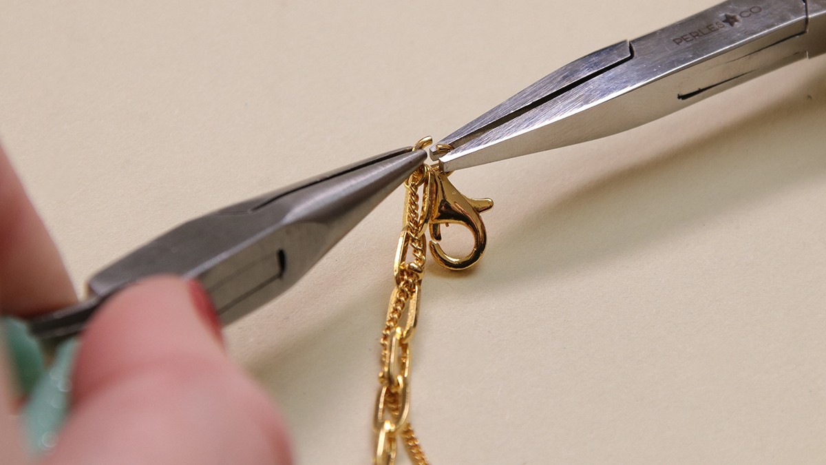 Collana doppia a più file in oro con pendente rotondo a effetto plissé e chiusura a boa : Tappa 6 Collana doppia a più file in oro con pendente rotondo a effetto plissé e chiusura a boa : Tappa 6