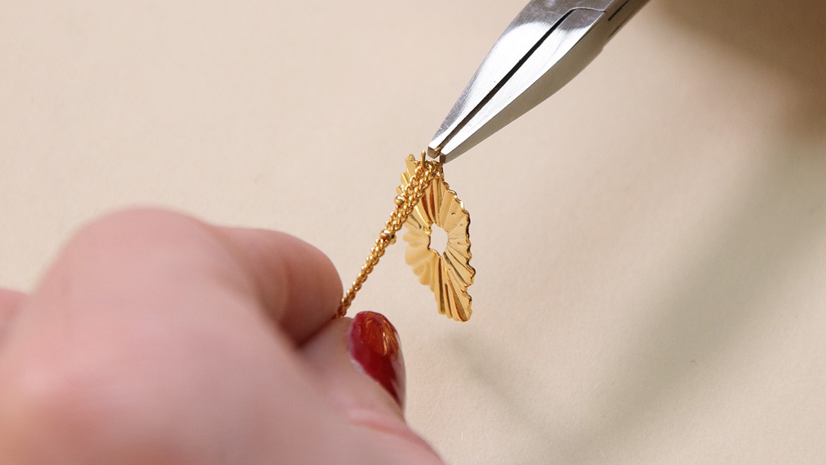 Collana doppia a più file in oro con pendente rotondo a effetto plissé e chiusura a boa : Tappa 7 Collana doppia a più file in oro con pendente rotondo a effetto plissé e chiusura a boa : Tappa 7