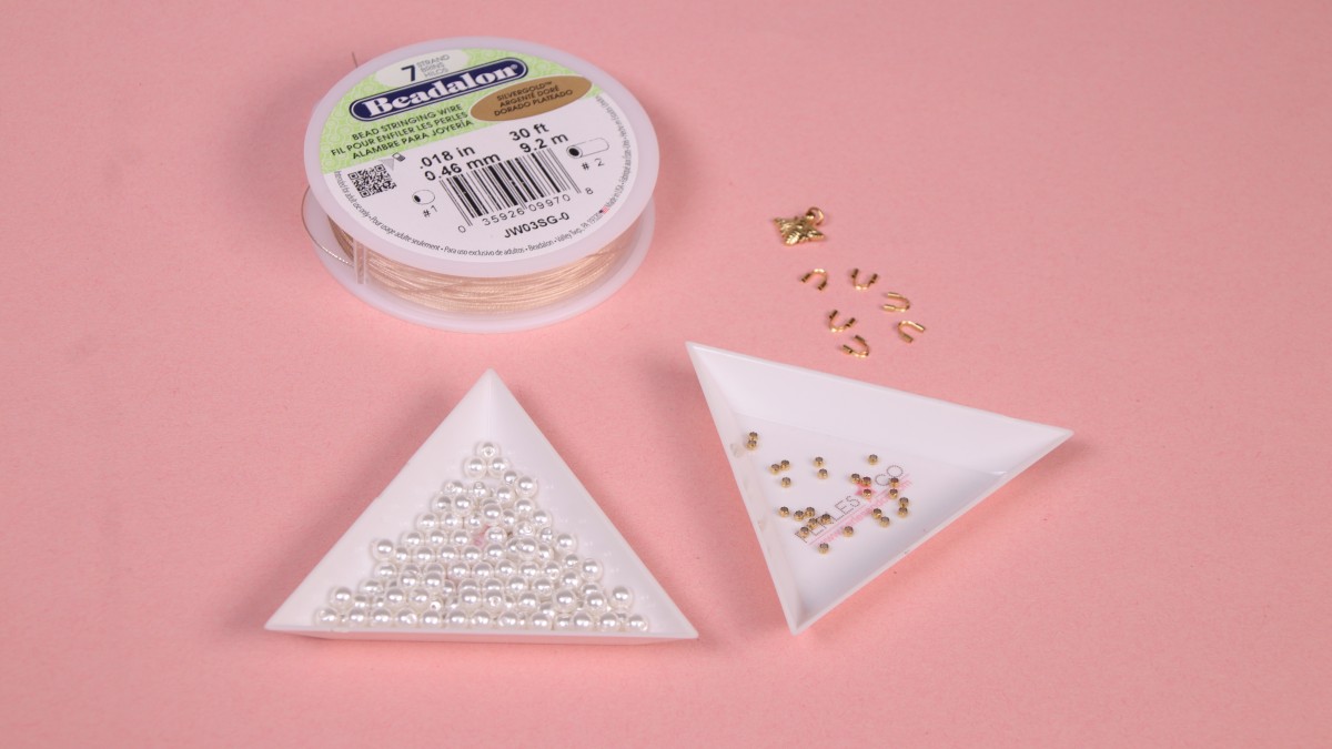 Collana a più fili con catene e perle perlate : Tappa 1 Collana a più fili con catene e perle perlate : Tappa 1