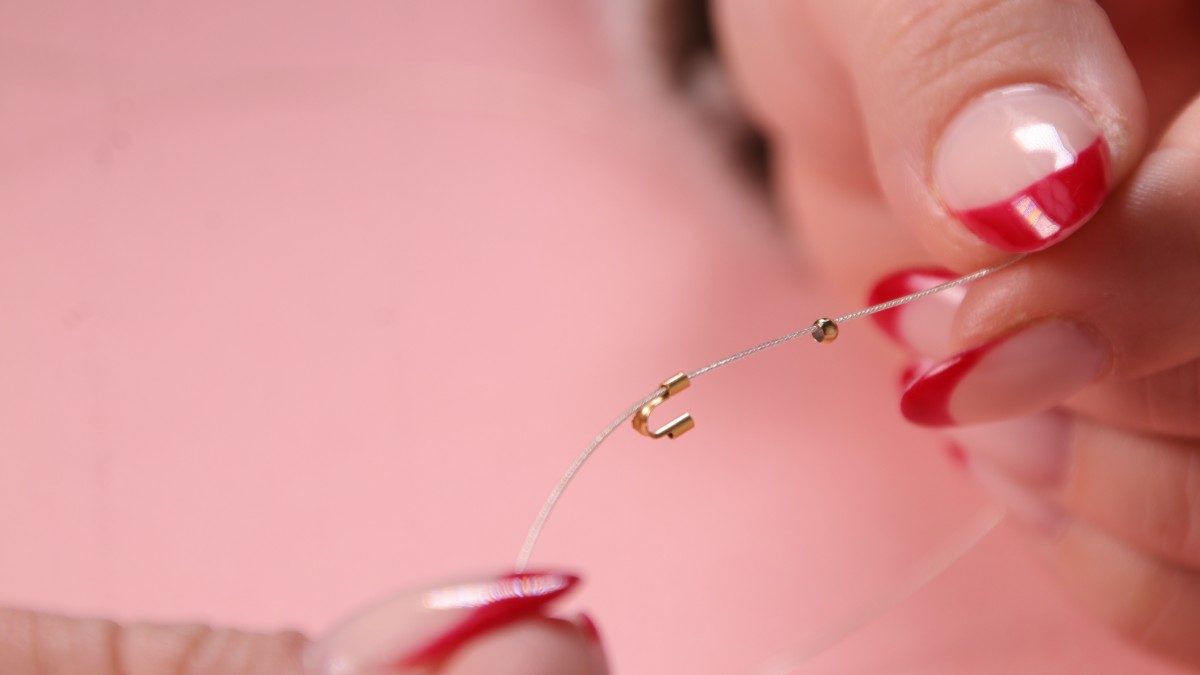 Collana a più fili con catene e perle perlate : Tappa 2 Collana a più fili con catene e perle perlate : Tappa 2