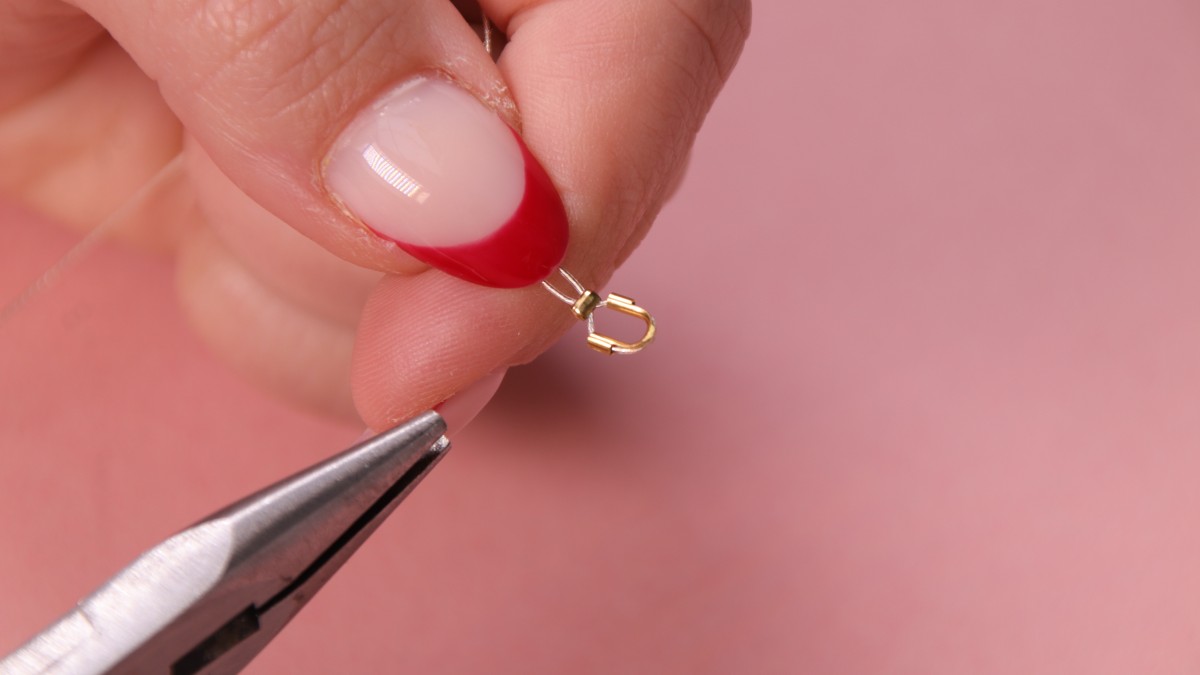 Collana a più fili con catene e perle perlate : Tappa 3 Collana a più fili con catene e perle perlate : Tappa 3