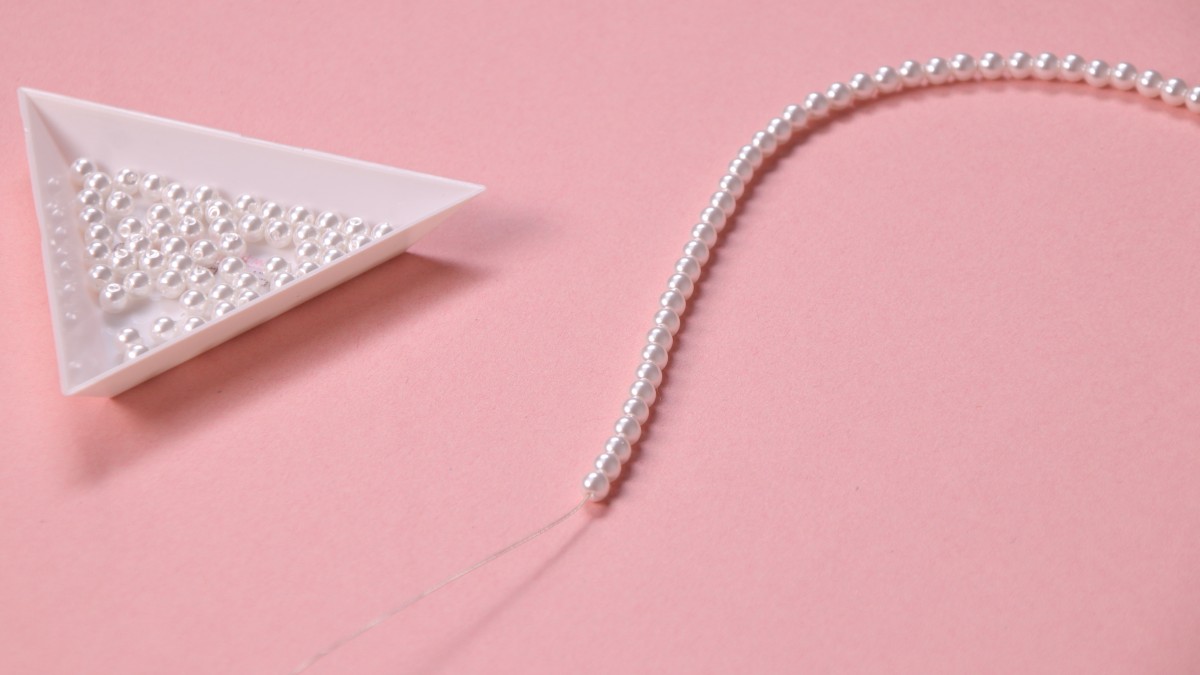 Collana a più fili con catene e perle perlate : Tappa 4 Collana a più fili con catene e perle perlate : Tappa 4