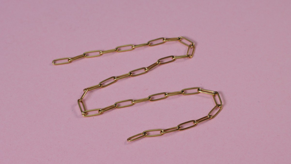 Collana a più fili con catene e perle perlate : Tappa 10 Collana a più fili con catene e perle perlate : Tappa 10