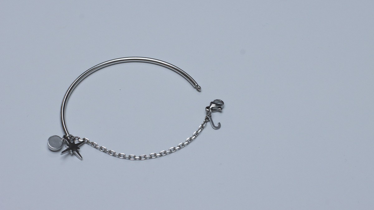 Bracciale semicircolare in acciaio inossidabile personalizzabile con charms : Tappa 3 Bracciale semicircolare in acciaio inossidabile personalizzabile con charms : Tappa 3