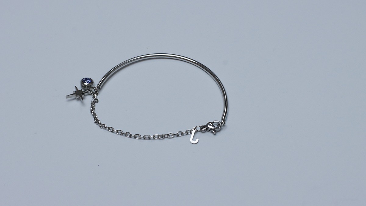Bracciale semicircolare in acciaio inossidabile personalizzabile con charms : Tappa 4 Bracciale semicircolare in acciaio inossidabile personalizzabile con charms : Tappa 4