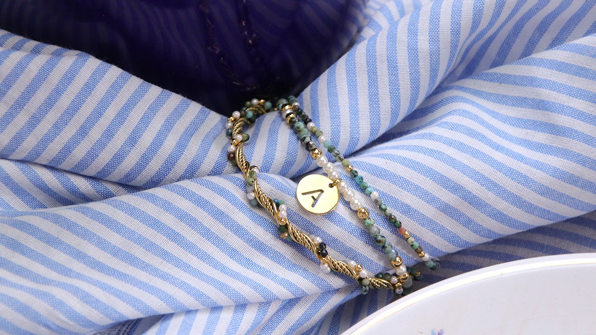 Schema Bracciali in perle di turchese africano e acciaio inossidabile placcato oro Schema Bracciali in perle di turchese africano e acciaio inossidabile placcato oro