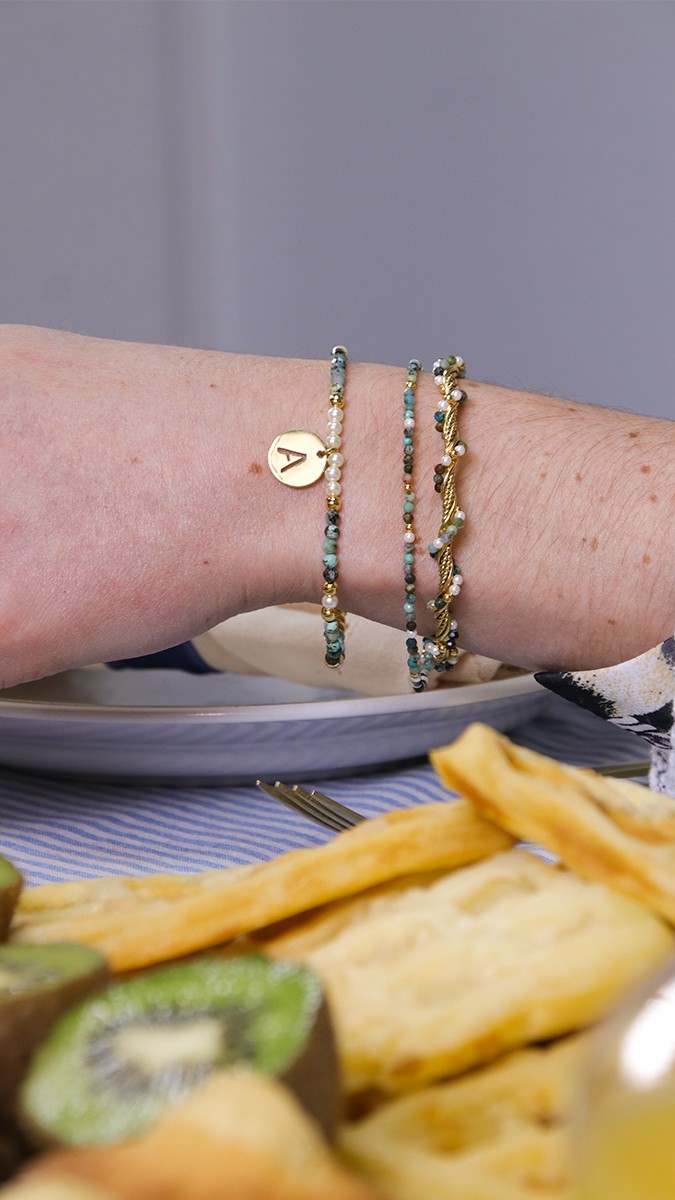 Schema Bracciali in perle di turchese africano e acciaio inossidabile placcato oro Schema Bracciali in perle di turchese africano e acciaio inossidabile placcato oro