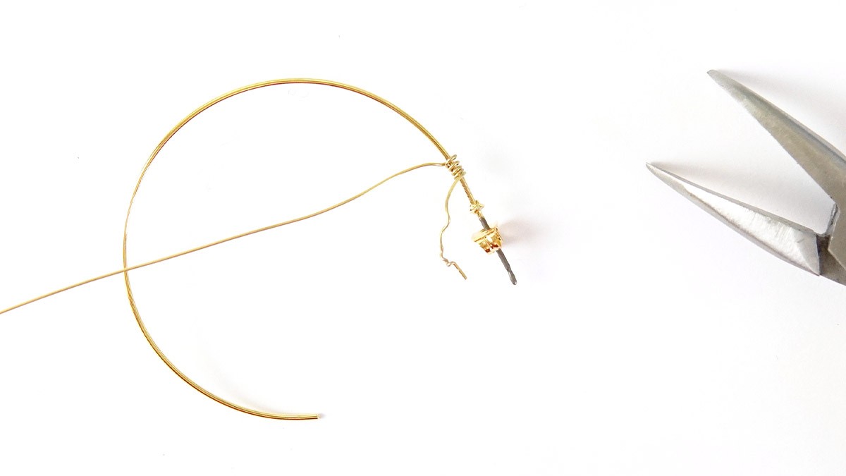 Orecchini a cerchio in acciaio inossidabile con granato dorato : Tappa 1 Orecchini a cerchio in acciaio inossidabile con granato dorato : Tappa 1