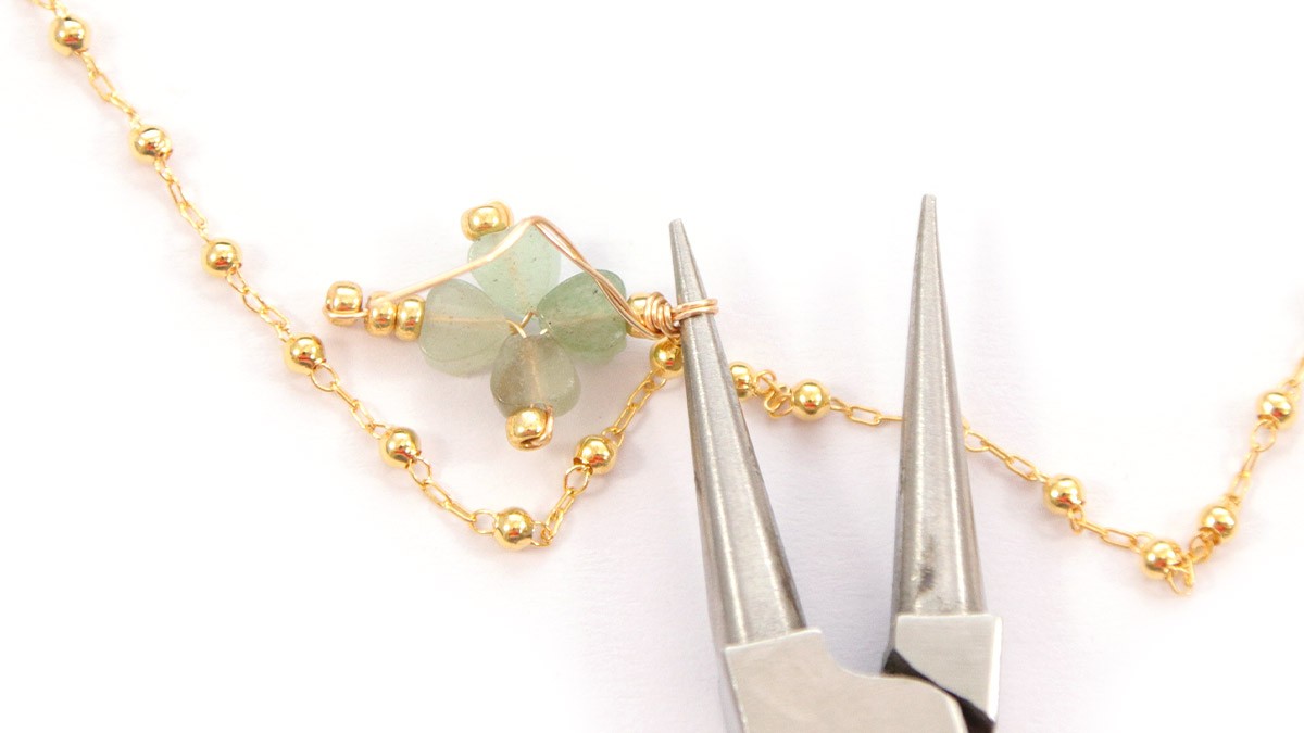 Bracciali a catena in oro con ciondolo a forma di trifoglio : Tappa 11 Bracciali a catena in oro con ciondolo a forma di trifoglio : Tappa 11