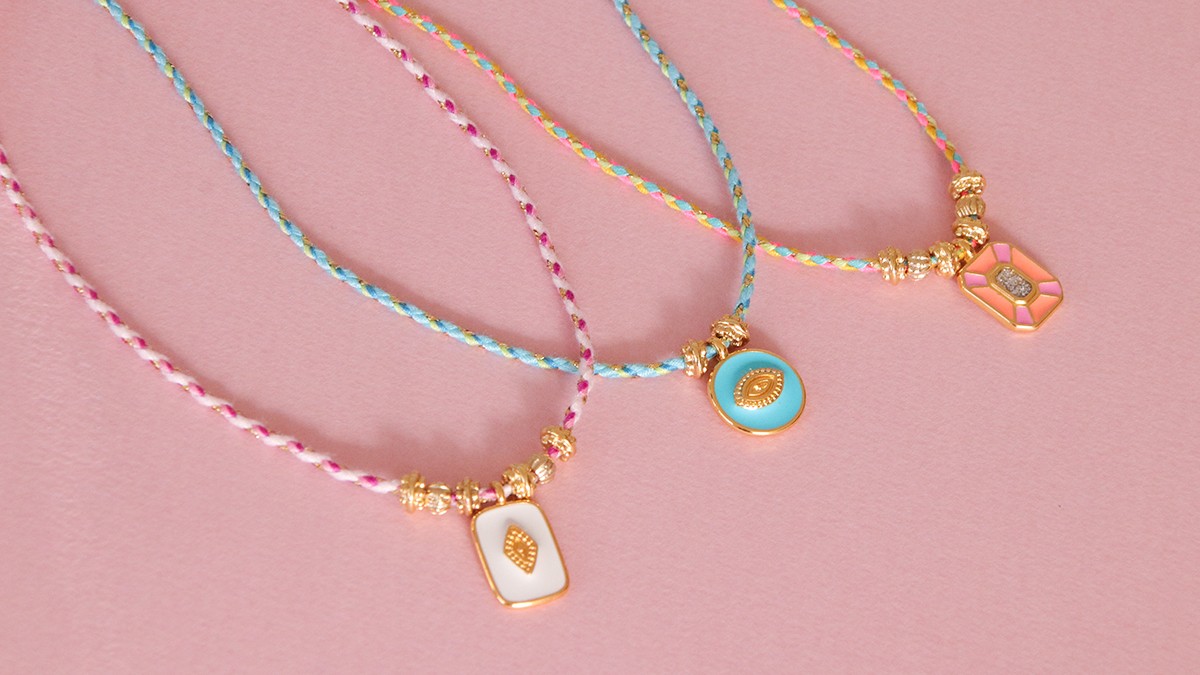 Schema Collana con cordoncini intrecciati e ciondoli epossidici Schema Collana con cordoncini intrecciati e ciondoli epossidici