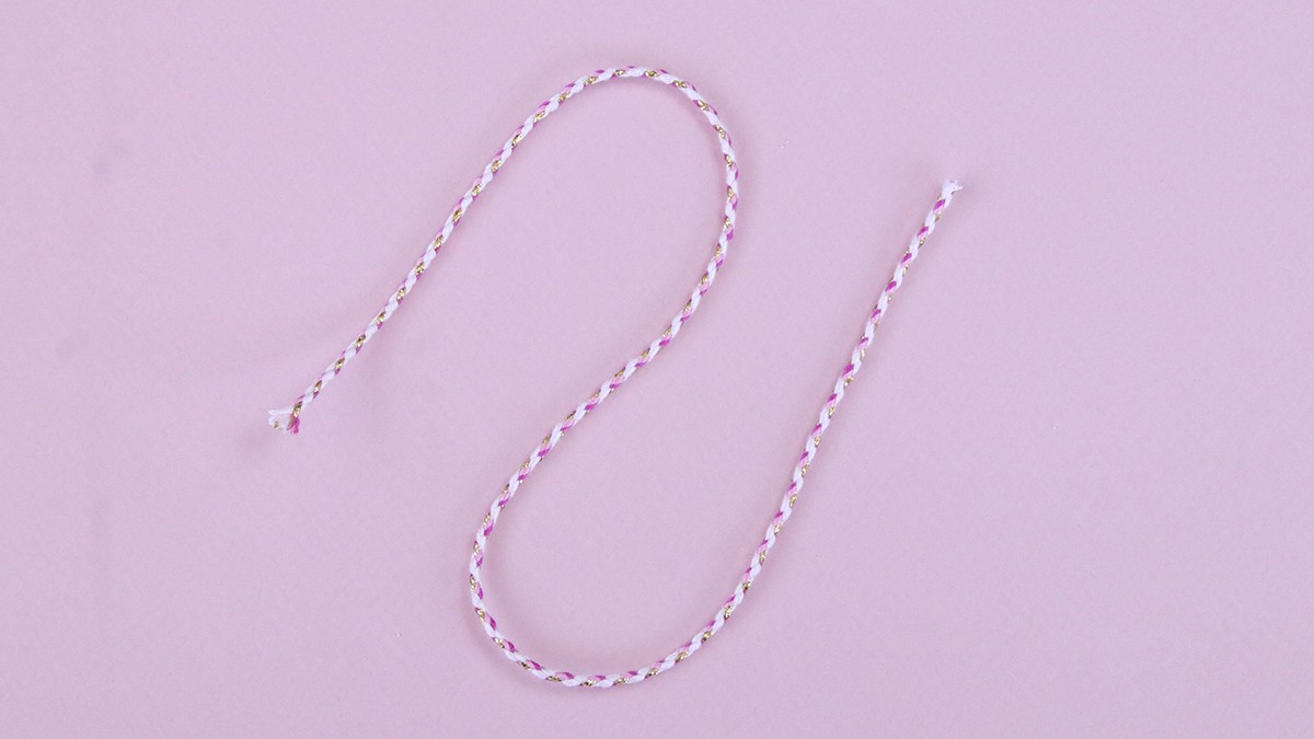 Collana con cordoncini intrecciati e ciondoli epossidici : Tappa 1 Collana con cordoncini intrecciati e ciondoli epossidici : Tappa 1