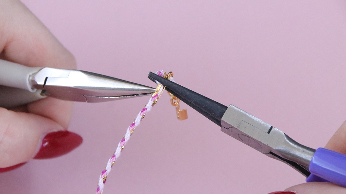 Collana con cordoncini intrecciati e ciondoli epossidici : Tappa 2 Collana con cordoncini intrecciati e ciondoli epossidici : Tappa 2