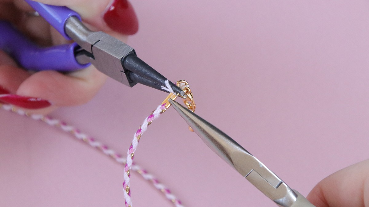 Collana con cordoncini intrecciati e ciondoli epossidici : Tappa 3 Collana con cordoncini intrecciati e ciondoli epossidici : Tappa 3