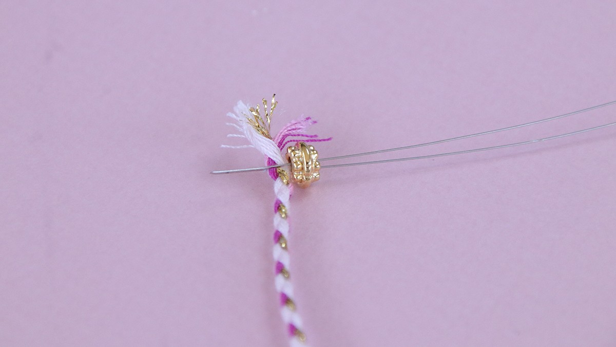 Collana con cordoncini intrecciati e ciondoli epossidici : Tappa 4 Collana con cordoncini intrecciati e ciondoli epossidici : Tappa 4